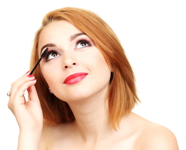 Mooie jonge vrouw toepassing van mascara op haar wimpers — Stockfoto