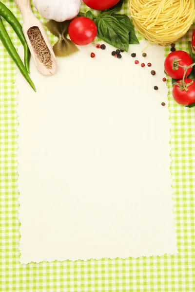 Χαρτί για συνταγές, λαχανικά και μπαχαρικά σε φόντο πράσινο — Φωτογραφία Αρχείου