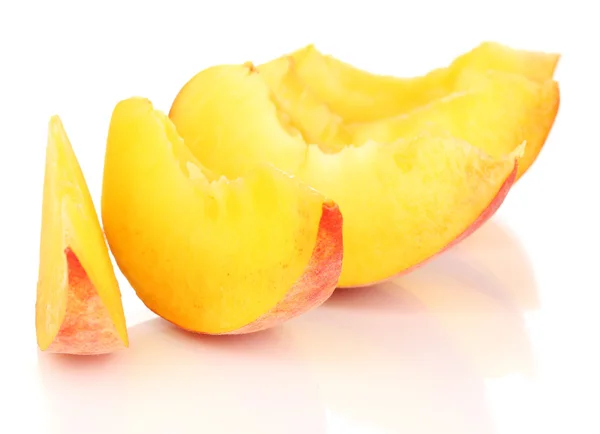 Reife Pfirsichscheiben isoliert auf weiß — Stockfoto