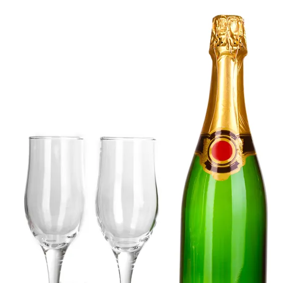 Fles champagne en drinkbekers geïsoleerd op wit — Stockfoto