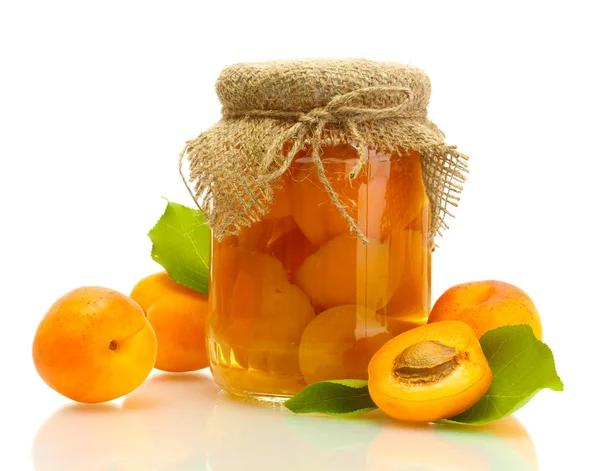 在罐子用白色上孤立的甜杏子果酱和罐头的杏 — ストック写真