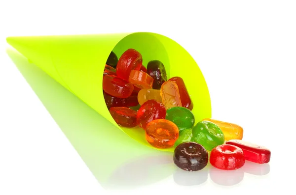Sabrosos caramelos coloridos en bolsa brillante sobre fondo blanco de cerca —  Fotos de Stock