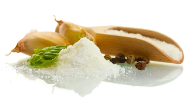 Sól z świeżej bazylii, czosnek i pieprz na białym tle — Zdjęcie stockowe