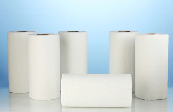 Role toaletního papíru na modrém pozadí — Stock fotografie