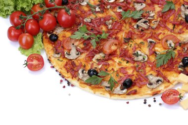 lezzetli pizza ve sebzeler üzerinde beyaz izole