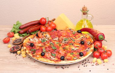 güzel pizza, sebze ve salam ahşap tablo