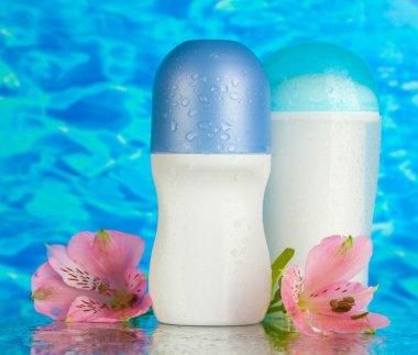 mavi deniz zemin üzerine çiçekli deodorantlar
