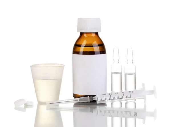 Medicinsk flaske med jigger, tabletter, ampuller og sprøjte isoleret på hvid - Stock-foto