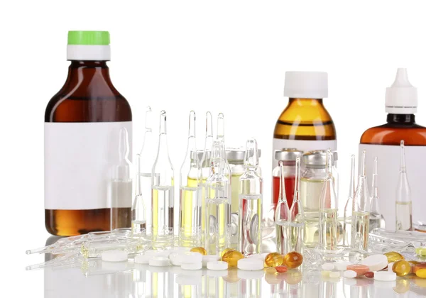 Medizinische Flaschen mit medizinischen Ampullen und Tabletten isoliert auf weiß — Stockfoto