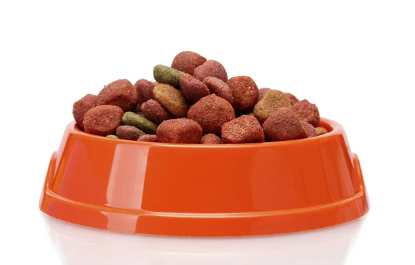 Comida seca para perros en un tazón naranja aislado en blanco —  Fotos de Stock
