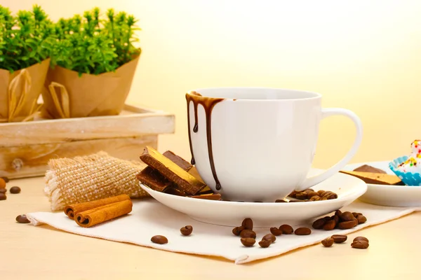 Tazza sporca di caffè e gerbera, bastoncini di cannella sul tavolo di legno — Foto Stock