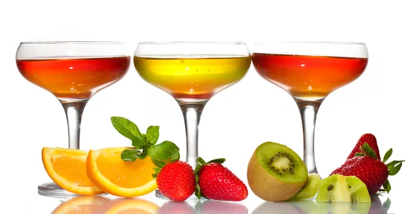 Geleia de frutas em copos e frutas isoladas em branco — Fotografia de Stock