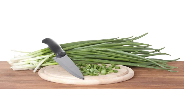 Cipolla verde su tagliere con coltello su legno — Foto Stock