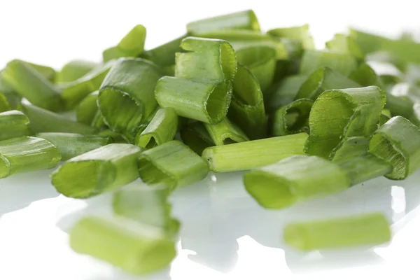 Zelená cibule izolovaných na bílém detail — Stock fotografie