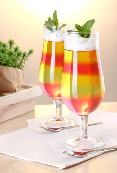 Gelatina di frutta in occhiali su tabla in caffè — Foto Stock