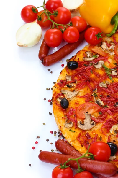 Вкусная пицца, овощи и салями изолированы на белом — стоковое фото