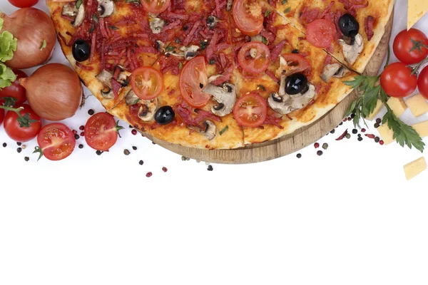 Deliciosa pizza, verduras y salami aislados en blanco — Foto de Stock