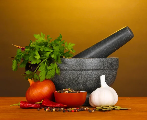 Set van ingrediënten en kruiden voor het koken op houten tafel op bruine achtergrond — Stockfoto