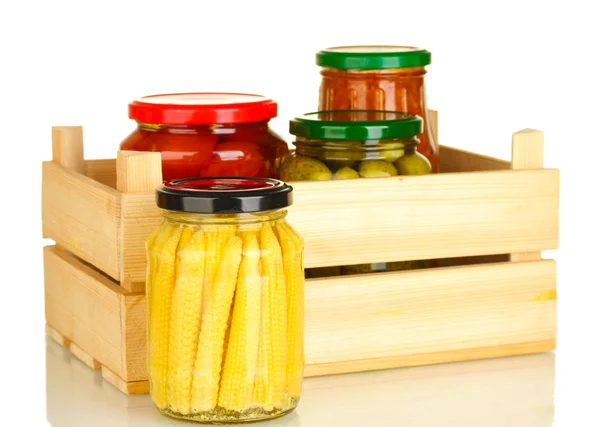 白で隔離される木製の箱の野菜の缶詰の jar ファイル — ストック写真