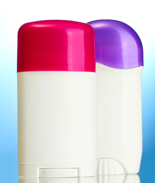 Mavi arkaplanda deodorantlar — Stok fotoğraf