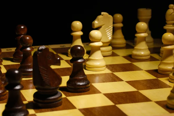 Satranç tahtasının üzerine siyah izole satranç taşları ile — Stok fotoğraf
