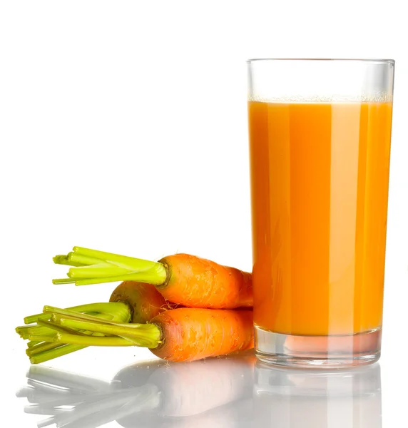 Vaso de jugo de zanahoria y zanahorias frescas aisladas en blanco — Foto de Stock