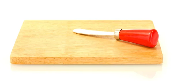 Tagliere con coltello per formaggio isolato su primo piano bianco — Foto Stock