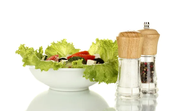 Греческий салат с оливковым маслом на белом фоне — стоковое фото