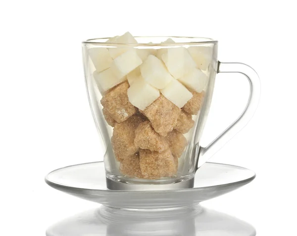白の洗練された砂糖と白の上に隔離されたガラスカップのランプブラウンサトウキビのキューブ — ストック写真