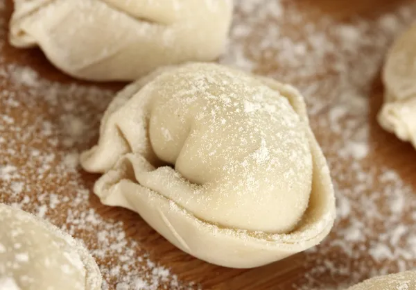 Raw Dumplings on cutting board close-up — Stock Photo, Image
