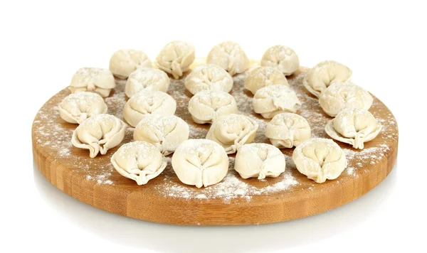 Dumplings brutos na placa de corte isolada em branco — Fotografia de Stock