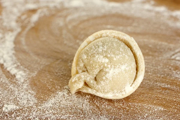 Dumpling brut sur fond bois close-up — Photo