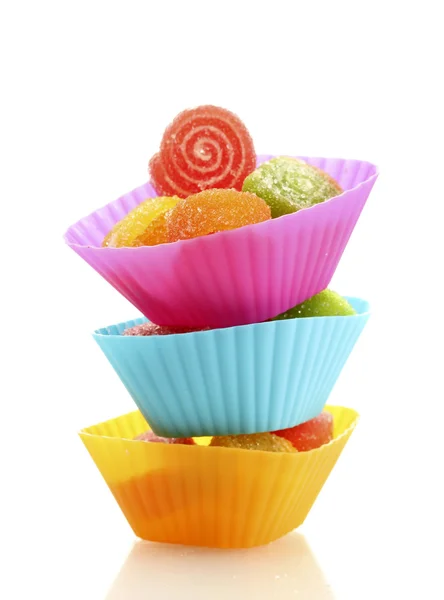 Dulces caramelos de jalea en cajas de pasteles de taza aislados en blanco —  Fotos de Stock