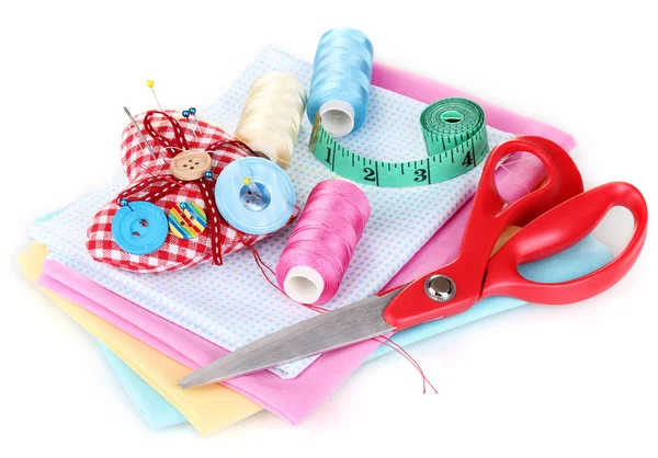 Acessórios de costura e tecido isolado em branco — Fotografia de Stock
