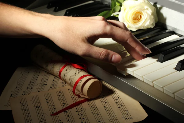 Рука жінки, що грає на піаніно — стокове фото