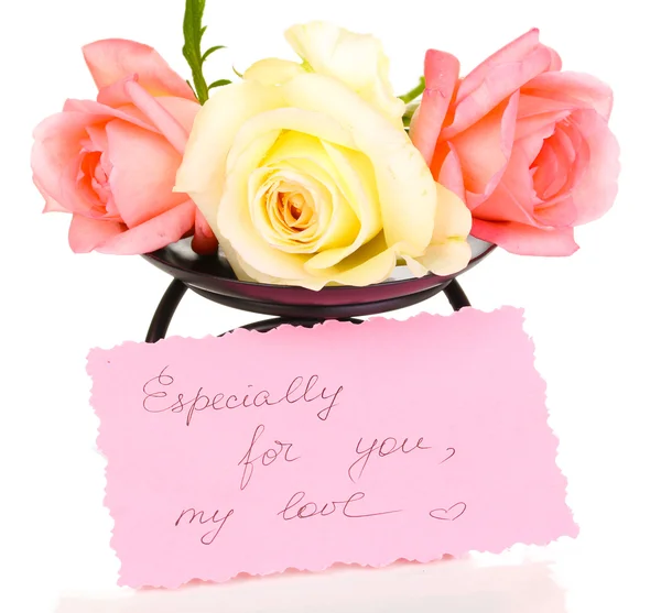 Três rosas em suporte de metal com cartão isolado em branco — Fotografia de Stock
