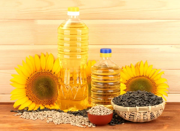Sunflower oil and sunflower on wood background — Stock Photo, Image