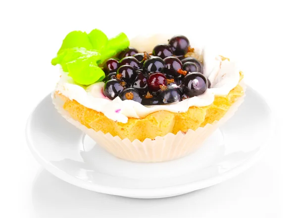 Солодкий торт з ягодами на блюдці ізольований на білому — стокове фото