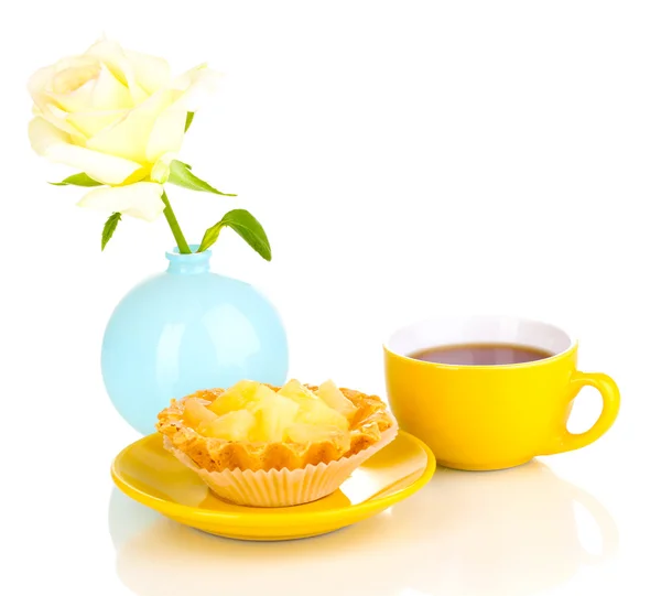 Söt tårta med kopp te isolerad på vit — Stockfoto