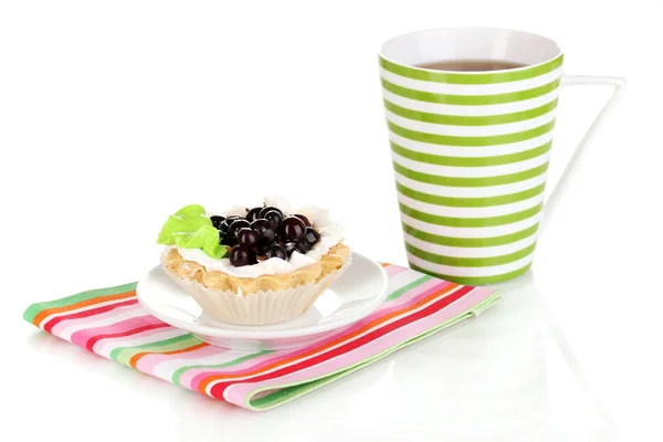 Pastel dulce con taza de té aislado en blanco —  Fotos de Stock