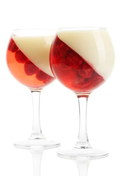 เจลลี่ผลไม้กับราสเบอร์รี่ในแก้วแยกจากสีขาว — ภาพถ่ายสต็อก