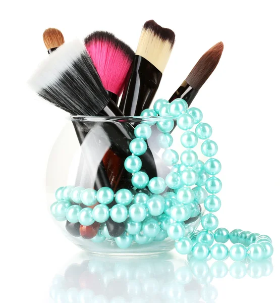 Pincéis de maquiagem em uma tigela com colar de pérolas isolado em branco — Fotografia de Stock