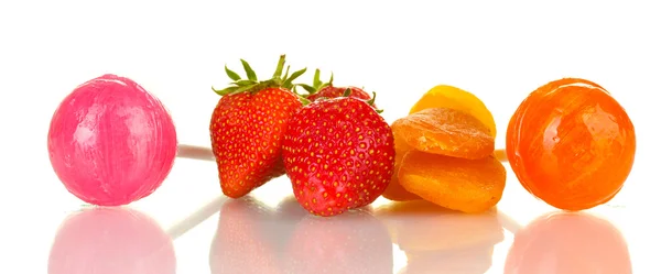 लॉलीपॉप स्ट्रॉबेरी और सूखे एप्रिकोट्स सफेद बंद-अप पर अलग — स्टॉक फ़ोटो, इमेज