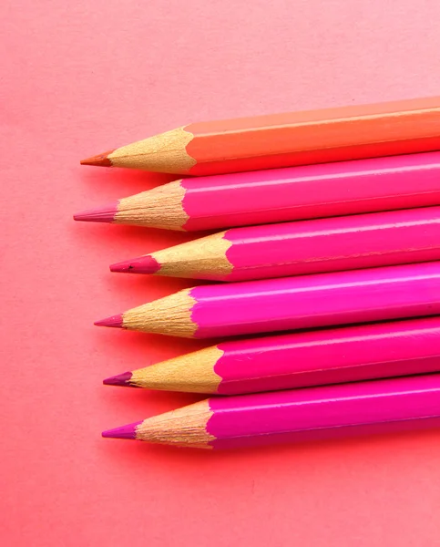 Creioane de culoare izolate pe alb — Fotografie, imagine de stoc