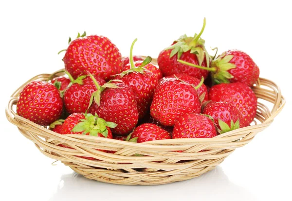 Zoete rijpe aardbeien in de mand geïsoleerd op wit — Stockfoto