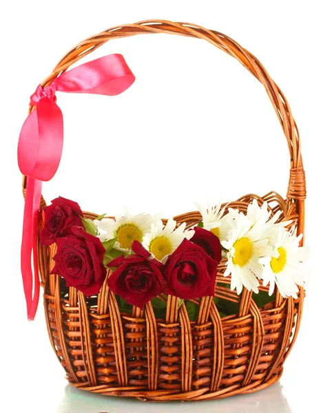 Ein Korb mit Rosen und Gänseblümchen isoliert auf weißem Hintergrund Nahaufnahme — Stockfoto