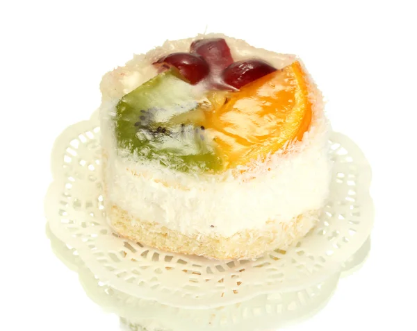 Makea kakku hedelmiä eristetty valkoinen — kuvapankkivalokuva