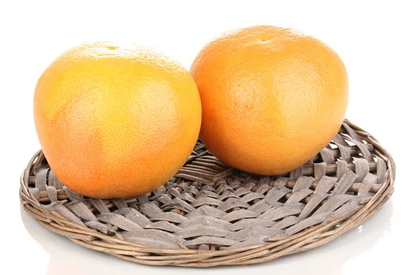 Zralých grapefruitů na proutěné podložce izolované na bílém — Stock fotografie