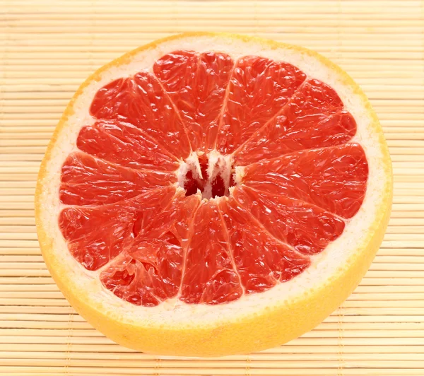 Rijp grapefruit op servet geïsoleerd op wit — Stockfoto
