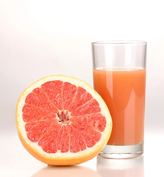 Grapefruitsaft und Grapefruit isoliert auf weiß — Stockfoto